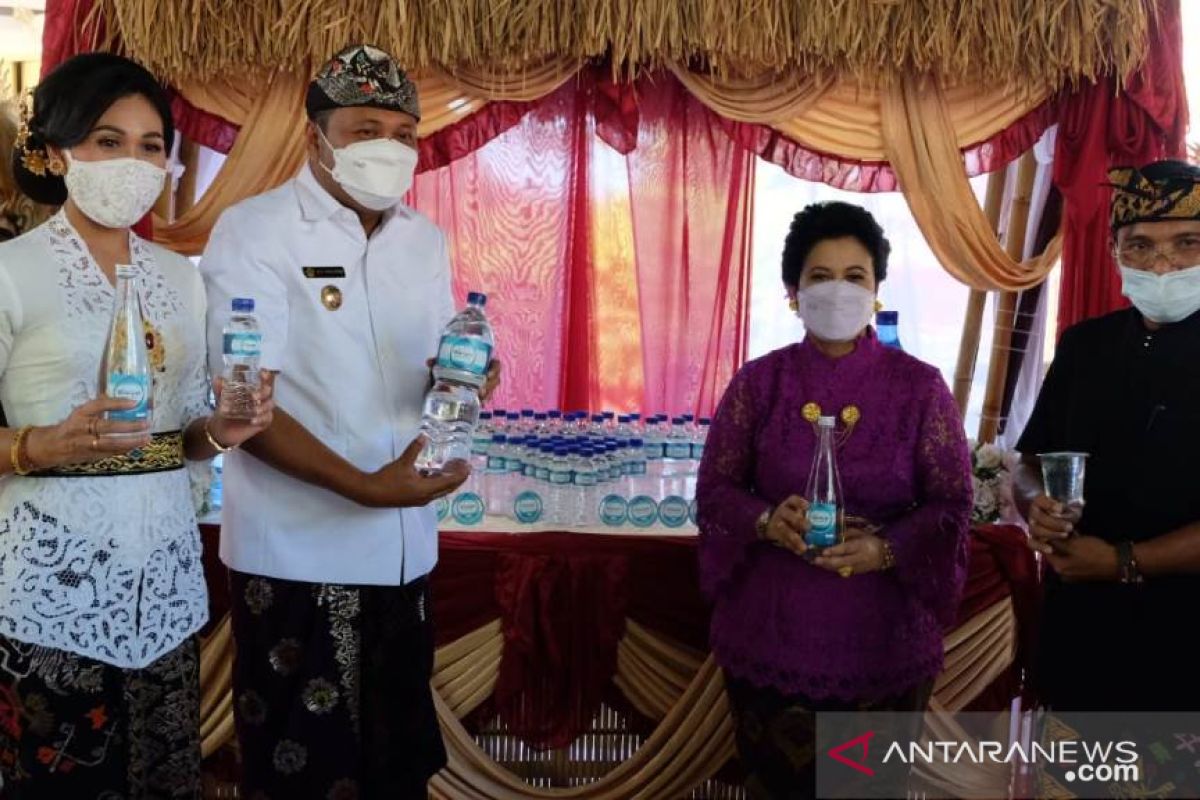 Bupati Gianyar luncurkan air mineral dalam kemasan produksi lokal