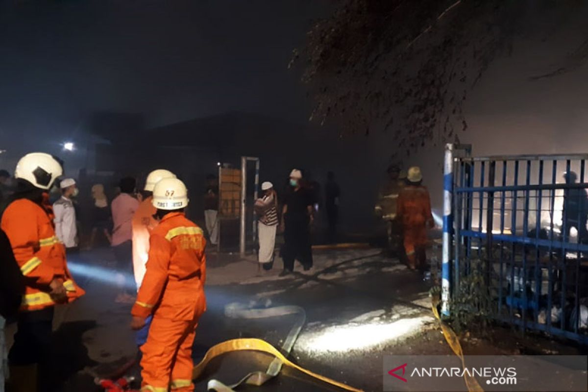 Diduga akibat petasan, gudang mebel di Pulogebang terbakar