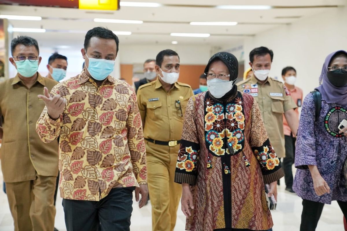 Mensos Tri Rismaharini jenguk korban bom bunuh diri Makassar