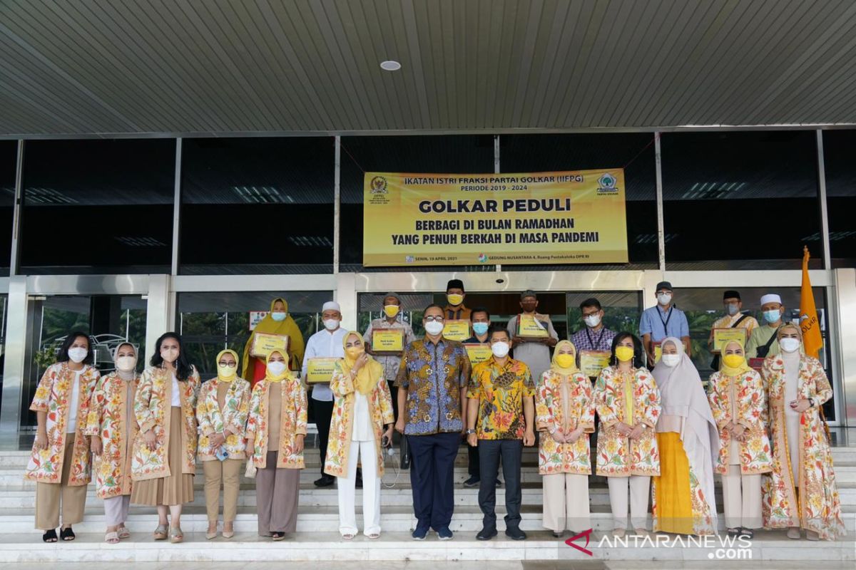 Istri legislator Golkar bagi-bagi sembako untuk anak yatim piatu