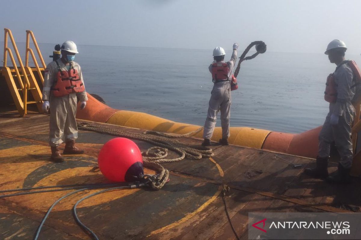 Pertamina kerahkan sejumlah kapal bersihkan sisa kebocoran pipa minyak di Karawang