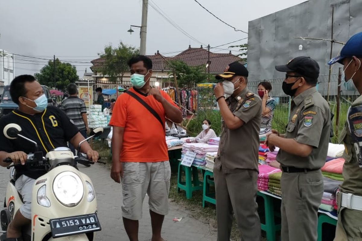 Satpol PP ingatkan pedagang takjil di Tangerang terapkan prokes COVID-19