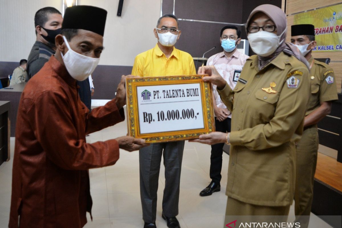 Bupati kembali bagikan bantuan untuk masjid pada Safari Ramadhan 1442 Hijriyah