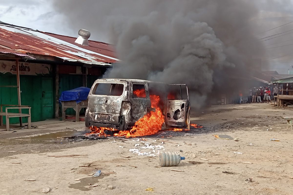 Perkelahian di Pasar Remu  Sorong,  satu tewas dan satu mobil dibakar