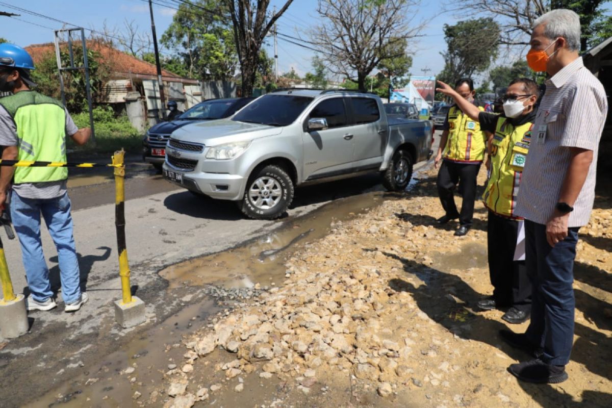 Ganjar cek perbaikan jalan rusak Semarang-Godong