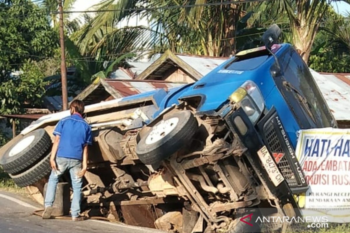 Truk pembawa solar terjungkal di jembatan Sungai Rangas, HST yang memang rusak