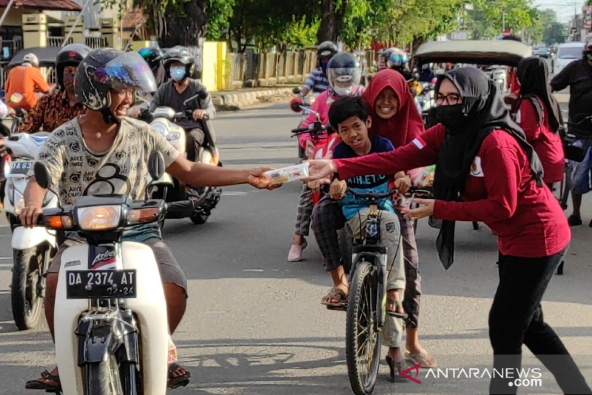 Para istri Polisi dari Sat Reskrim Polres HST berbagi takjil