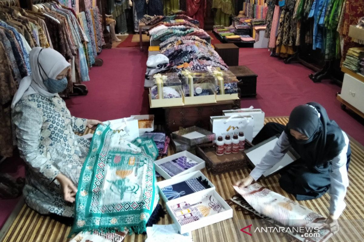 Pengrajin batik tulis khas Kudus mulai menggeliat