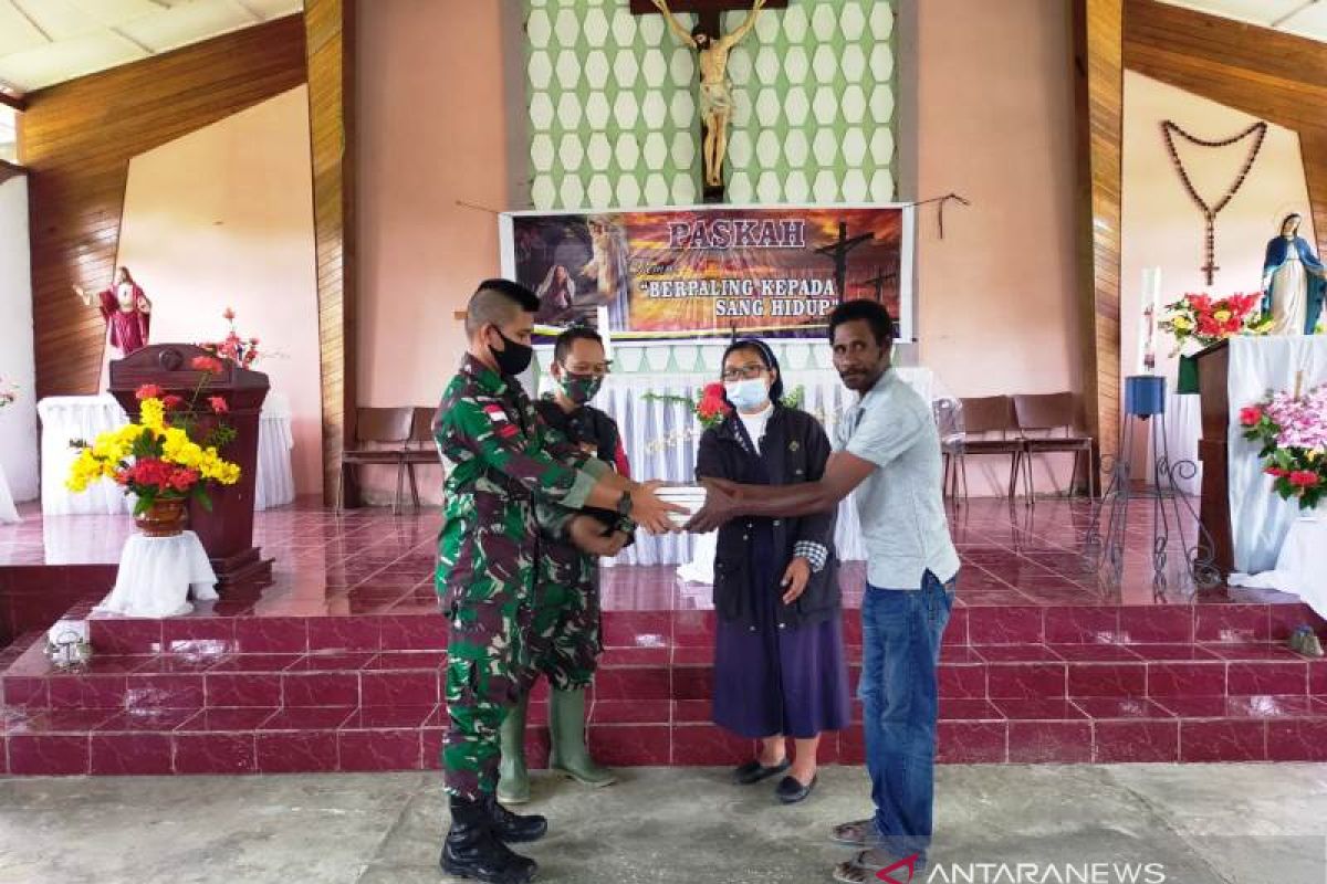 TNI bagikan Alkitab di gereja perbatasan RI-PNG