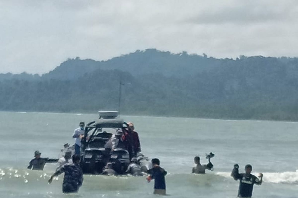 TNI AL evakuasi penjaga rakit terombang ambing di laut dampak siklon tropis