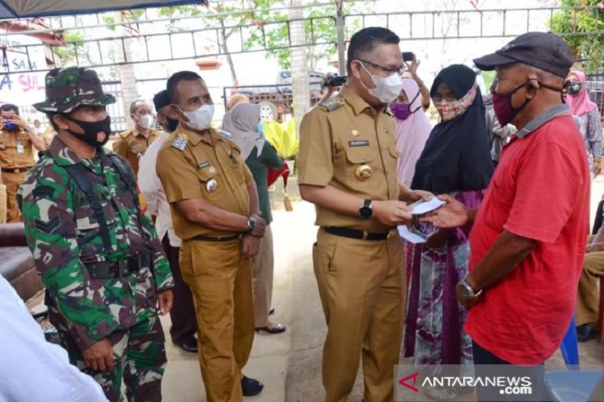 Kendari serahkan bantuan modal kepada 55 pelaku UMKM