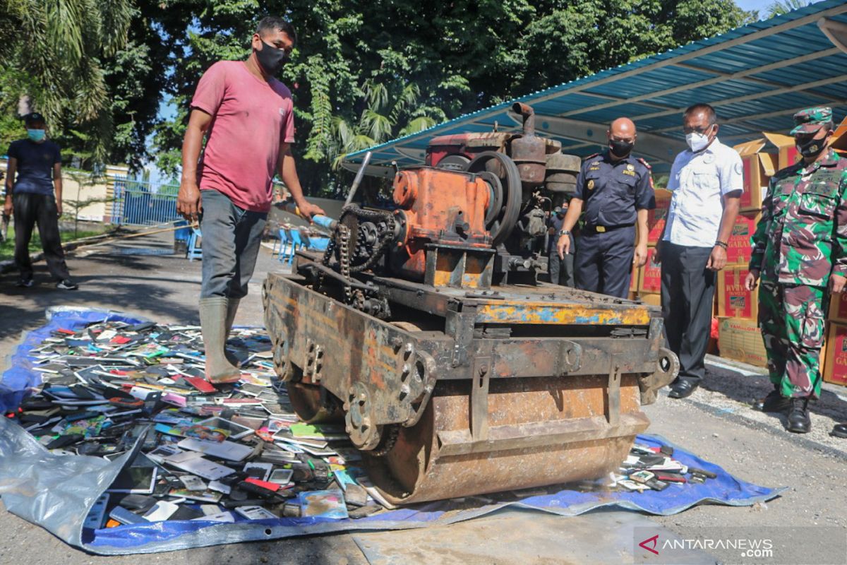 Bea Cukai Mataram memusnahkan barang sitaan bernilai Rp380 juta