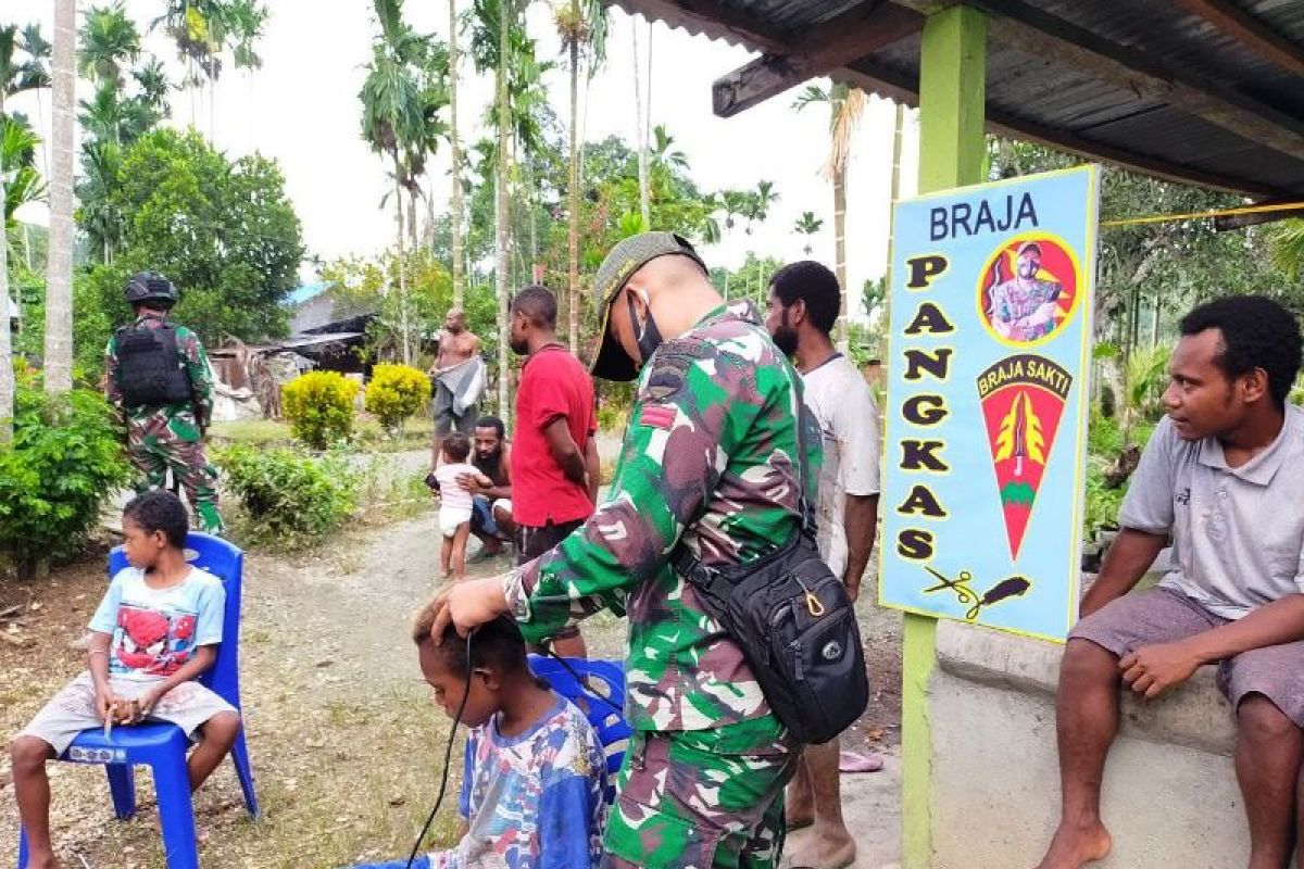 Satgas TNI buka layanan pangkas rambut gratis warga perbatasan RI-PNG