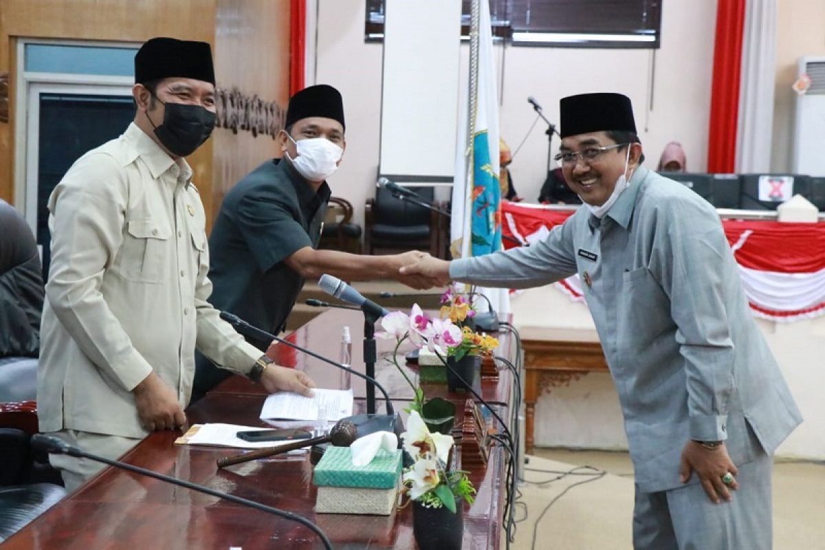 Bupati Tanjabbar serahkan  nota pengantar empat Ranperda inisiatif