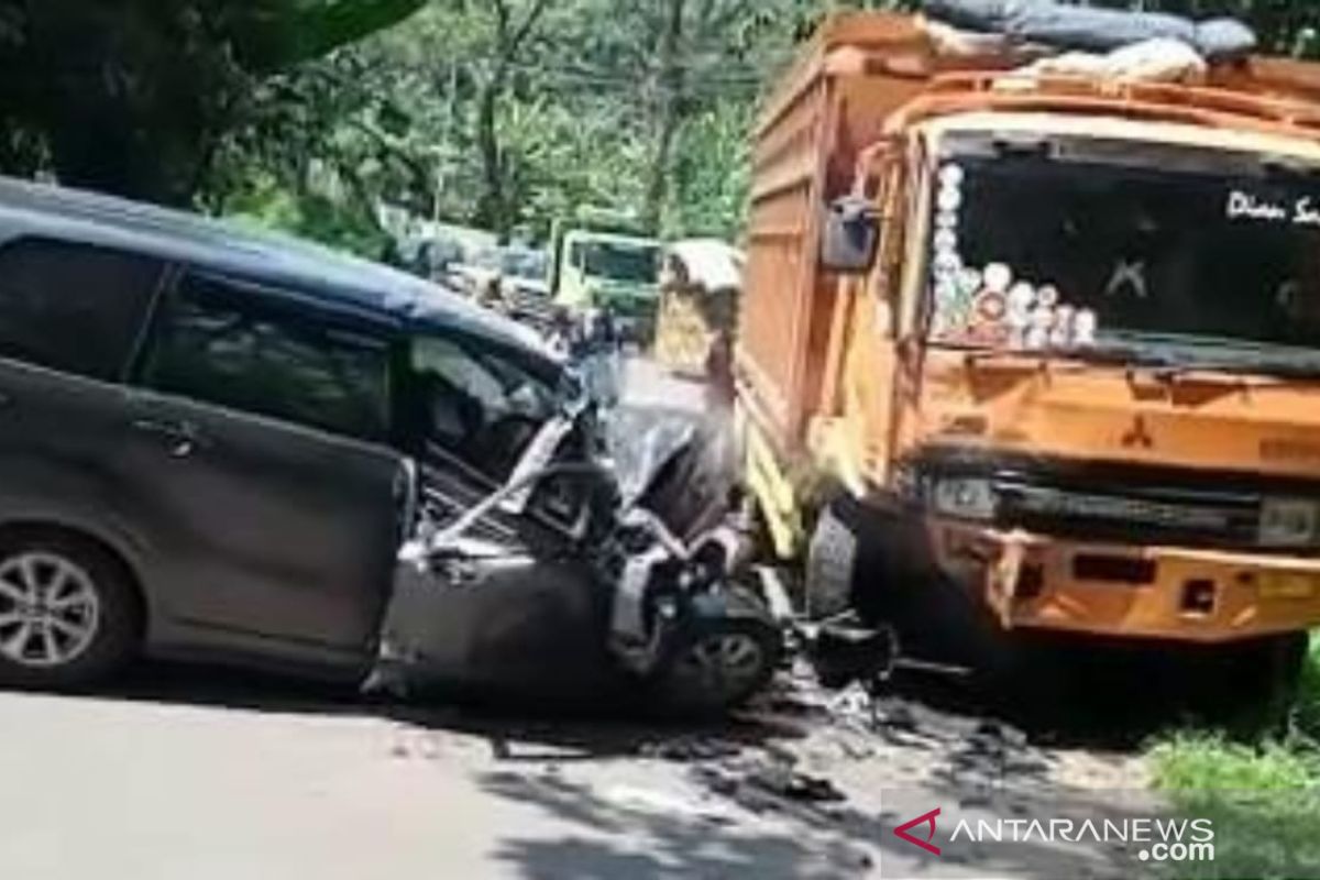 Seorang meninggal, dua lainnya luka-luka akibat tabrakan minibus dan truk di jalur Cianjur