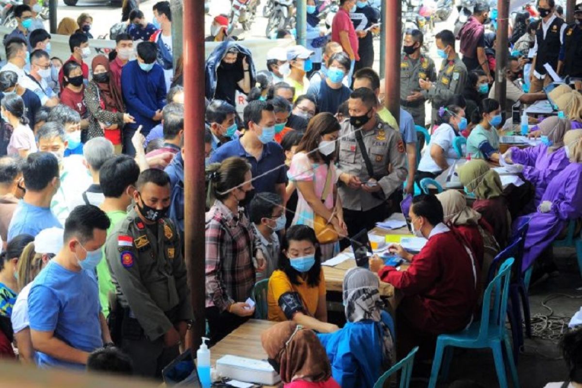 Vaksinasi massal pelayanan publik di Jambi
