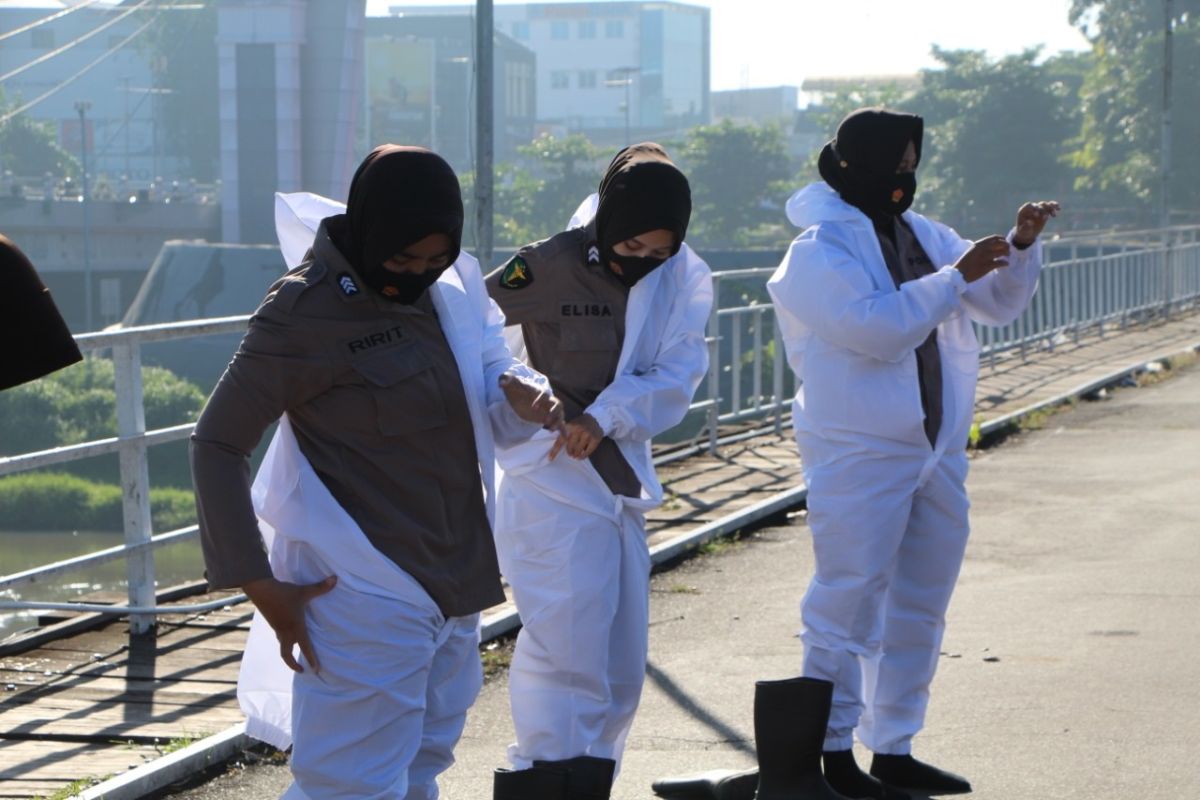 Polwan Polres Kediri bagikan masker untuk peringati Hari Kartini