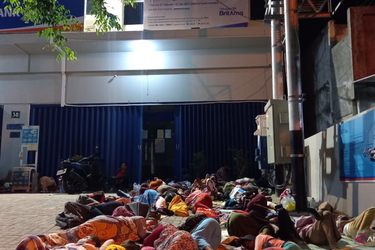 Penerima BLT UMKM tidur dan sahur  di depan kantor BRI cabang Palu