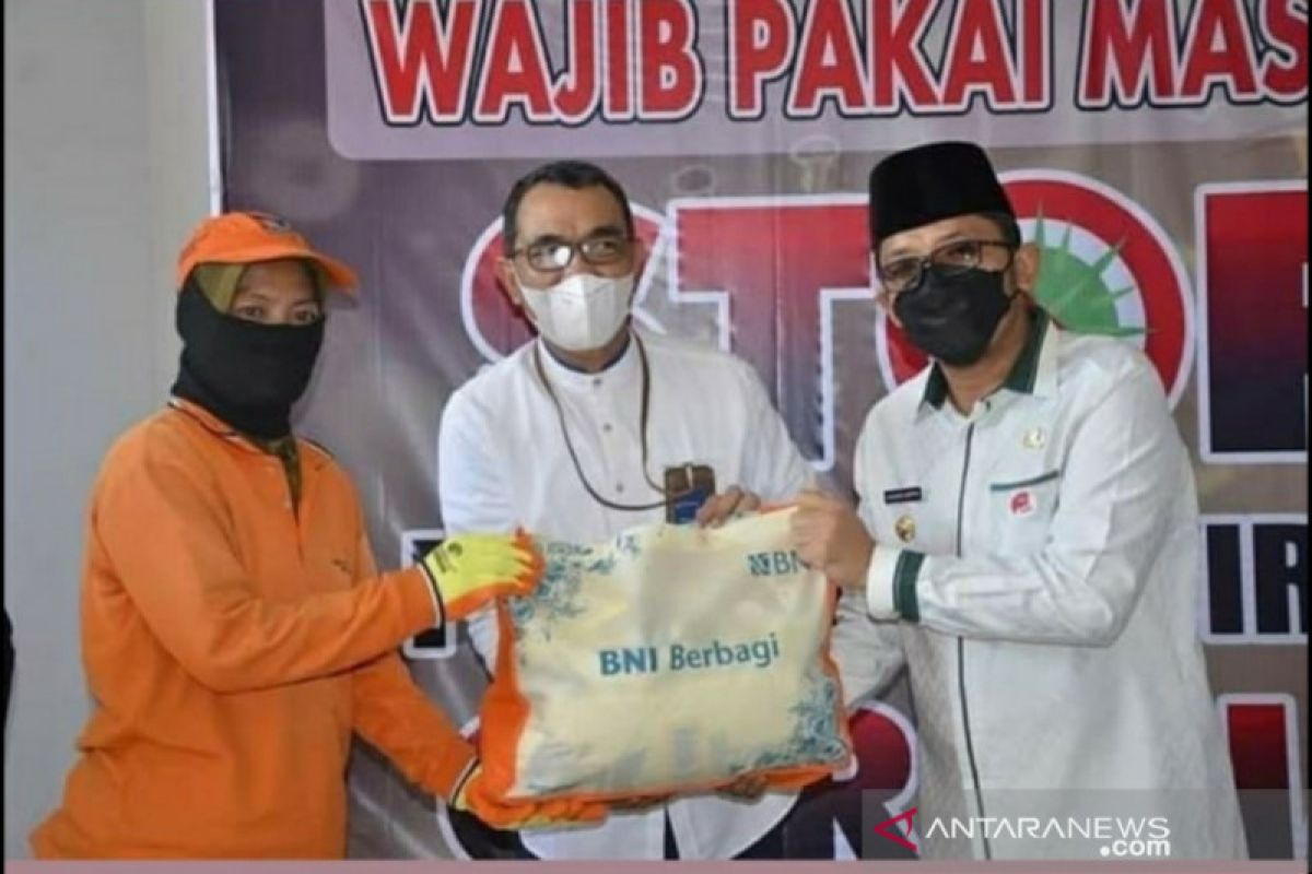 BNI salurkan 500 paket sembako kepada petugas kebersihan Kota Padang