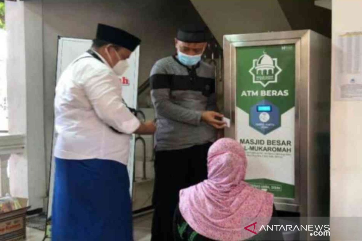 50 dhuafa di Bekasi dapat kartu ATM beras gratis