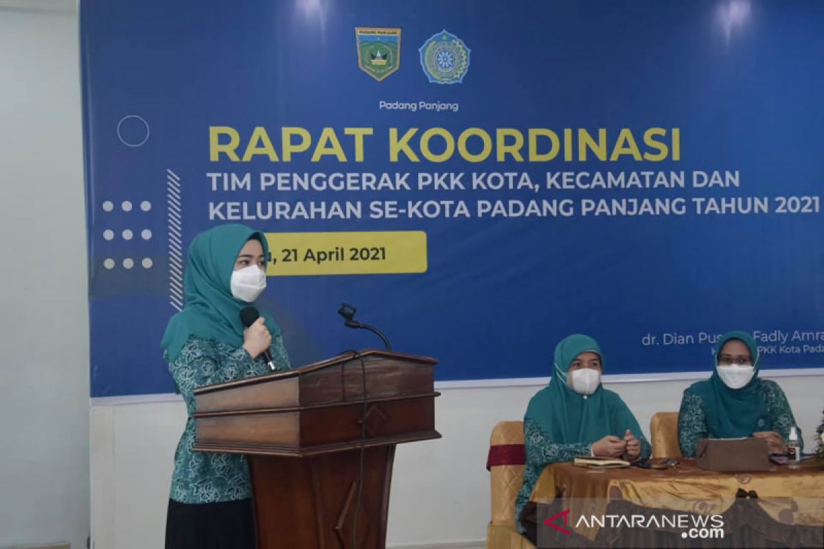 Dokter Dian Fadly ajak kader PKK Padang Panjang melek digitalisasi