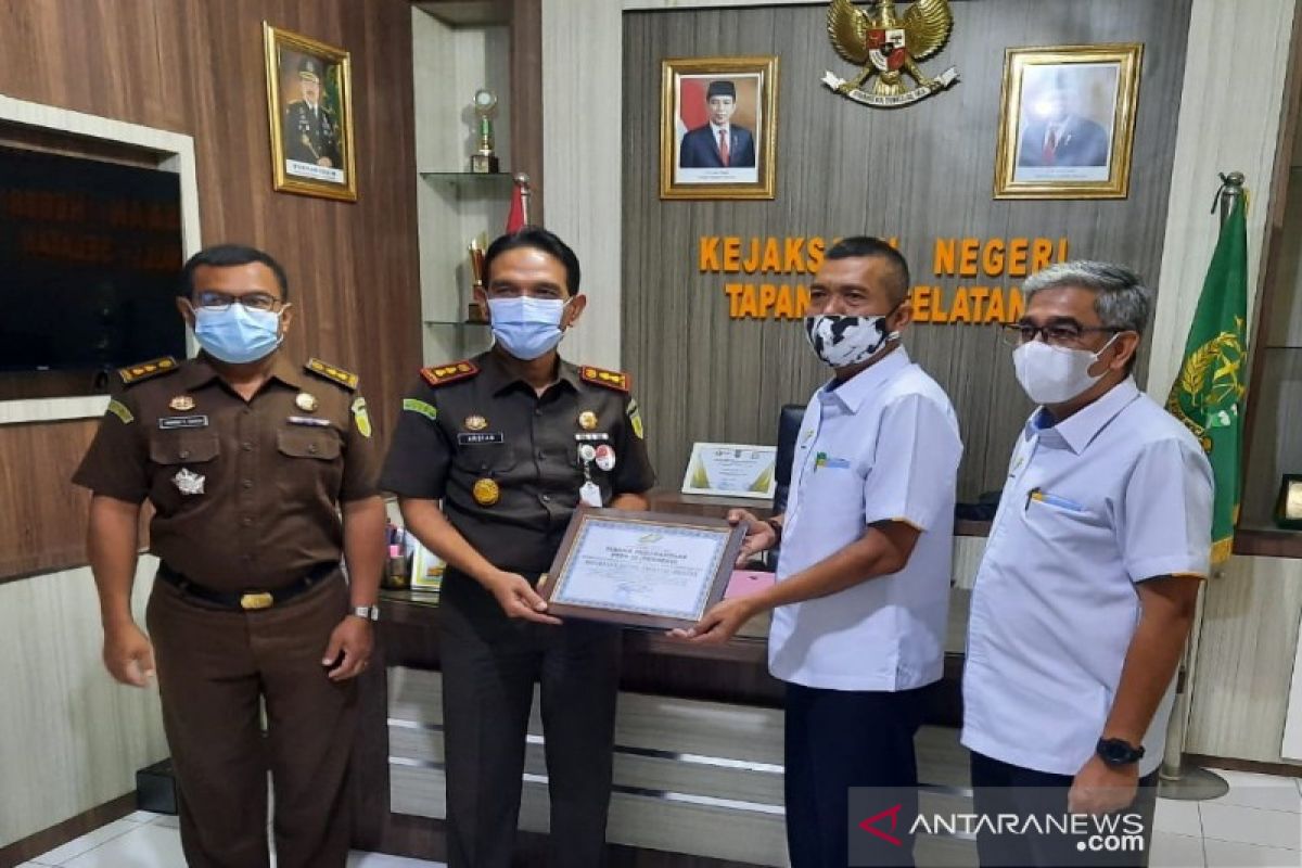 Kejari Tapsel dapat piagam penghargaan dari PTPN III