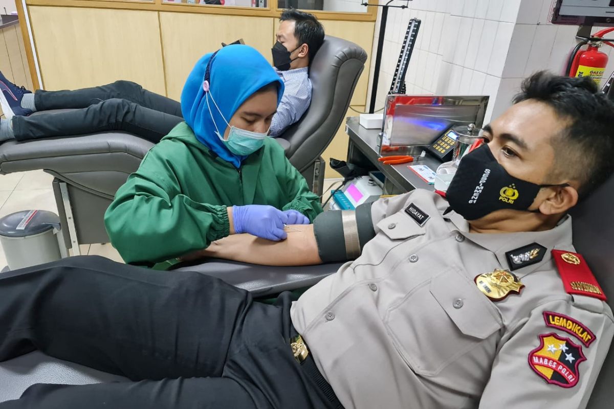 Peduli stok darah PMI, Serdik Sespimmen Wahyu Hidayat lakukan donor darah