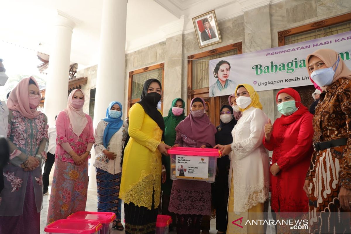 50 perempuan lansia dan Bupati Serang berbagi kebahagiaan di Hari Kartini