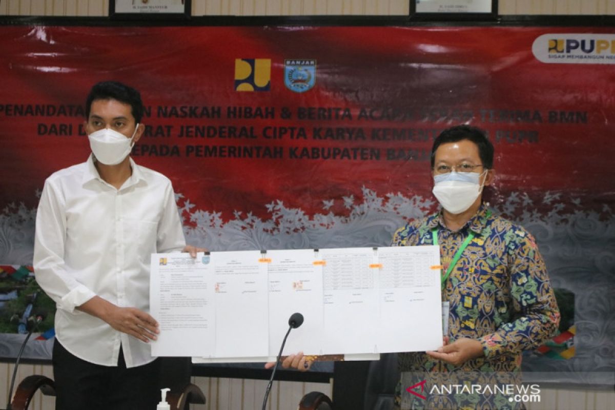 Pemkab Banjar terima hibah aset operasional BMN RTH kawasan Martapura