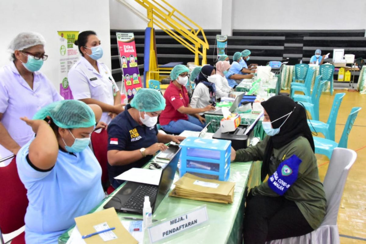 Pelayan publik dan lansia di Kabupaten Malra jalani vaksinasi tahap II