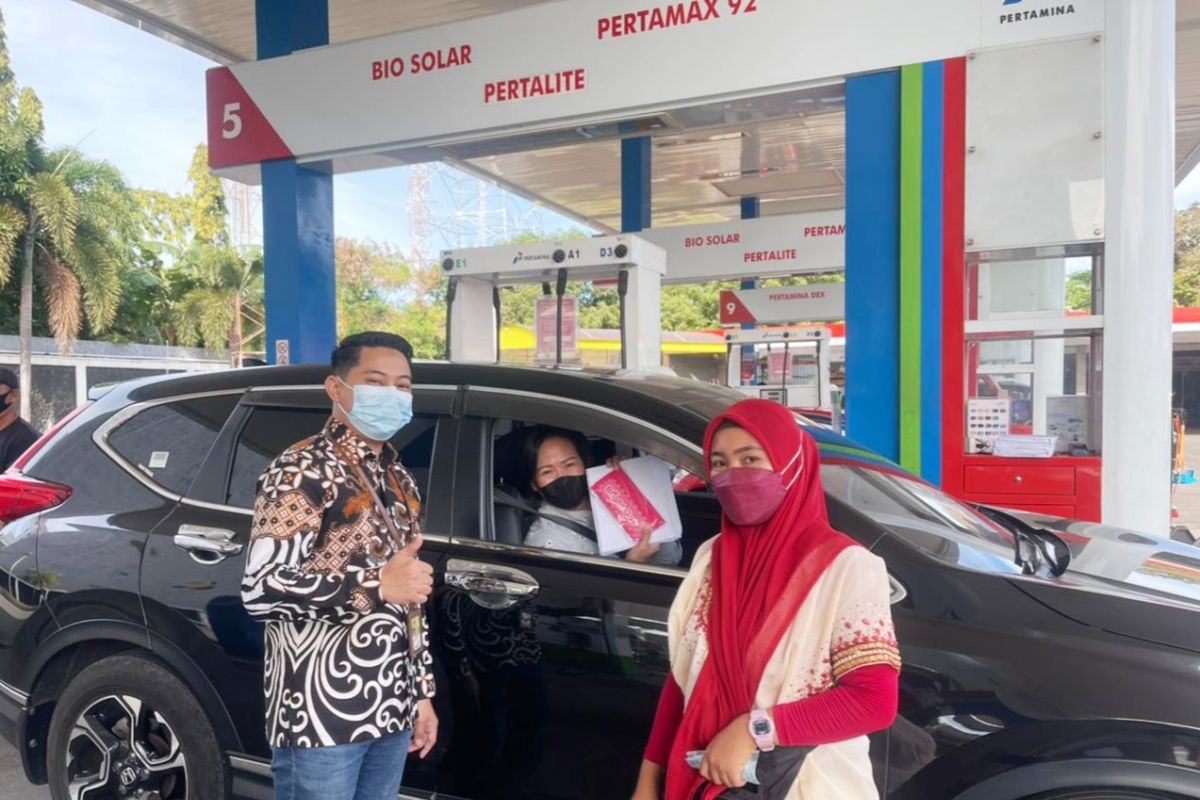 Peringati Hari Kartini, petugas SPBU Pertamina kenakan baju adat