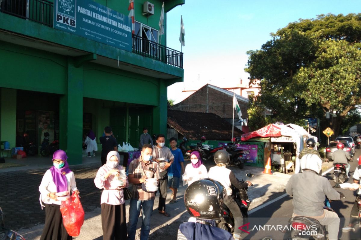 Perempuan Bangsa DIY membagikan takjil peringati Hari Kartini