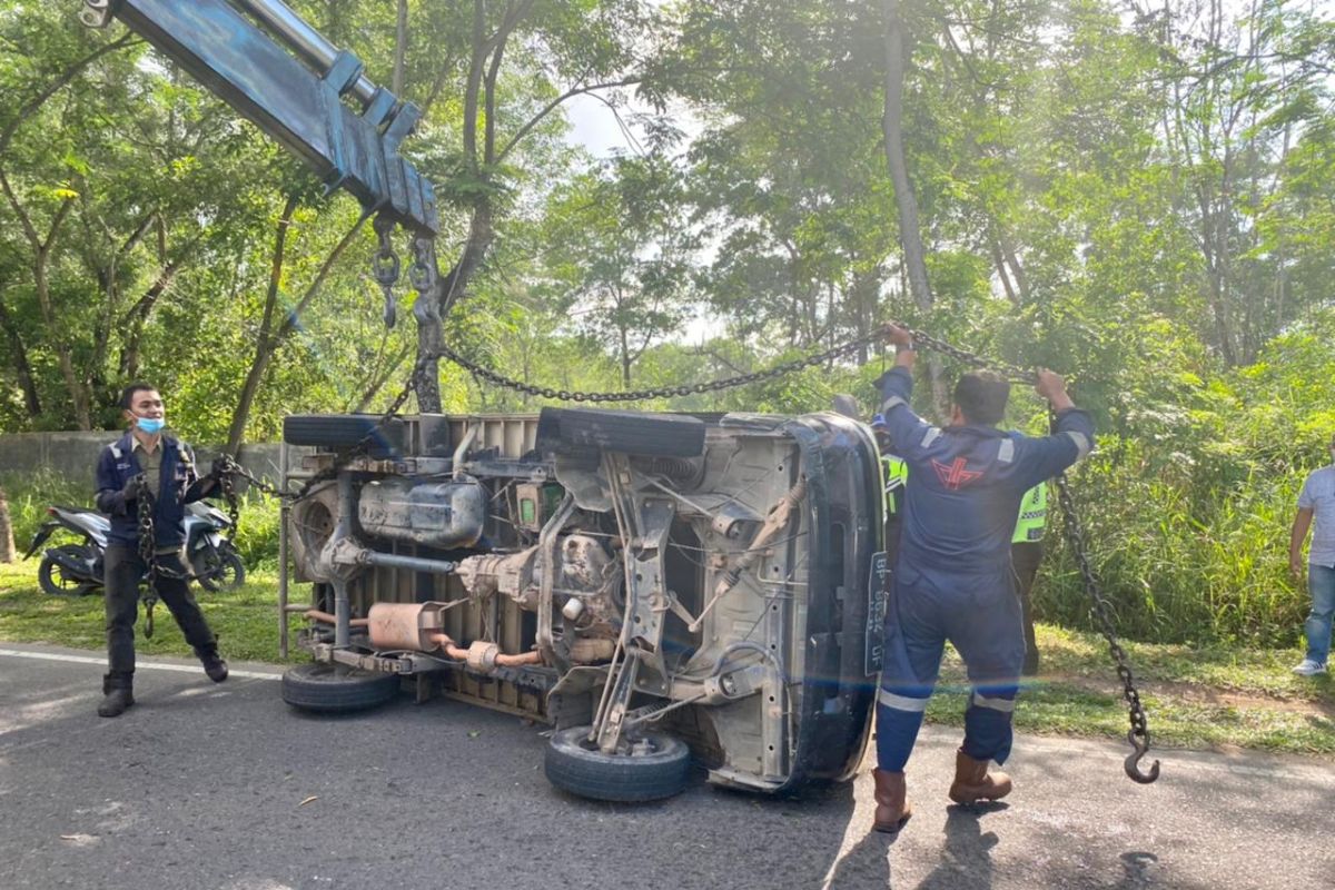 Mobil Box bermuatan biskuit terbalik dijalan