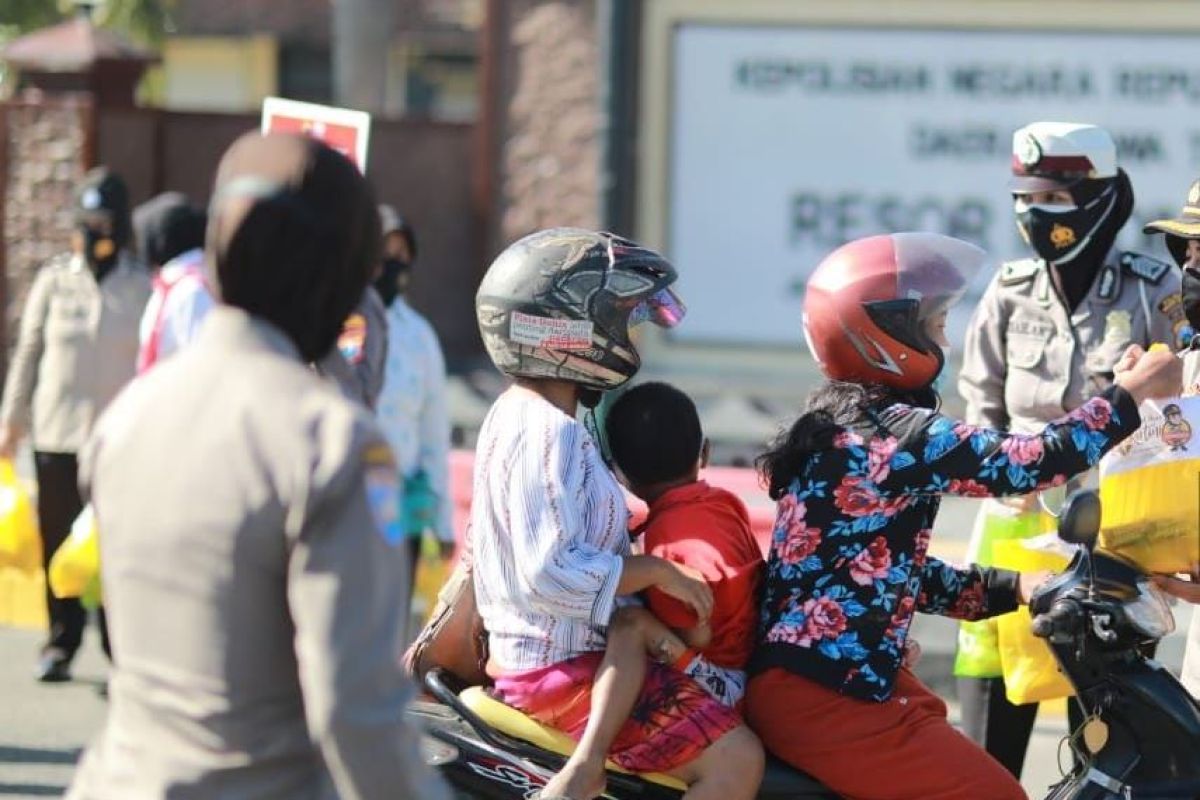 Peringatan Hari Kartini, Polwan Polres Madiun Kota bagikan sembako