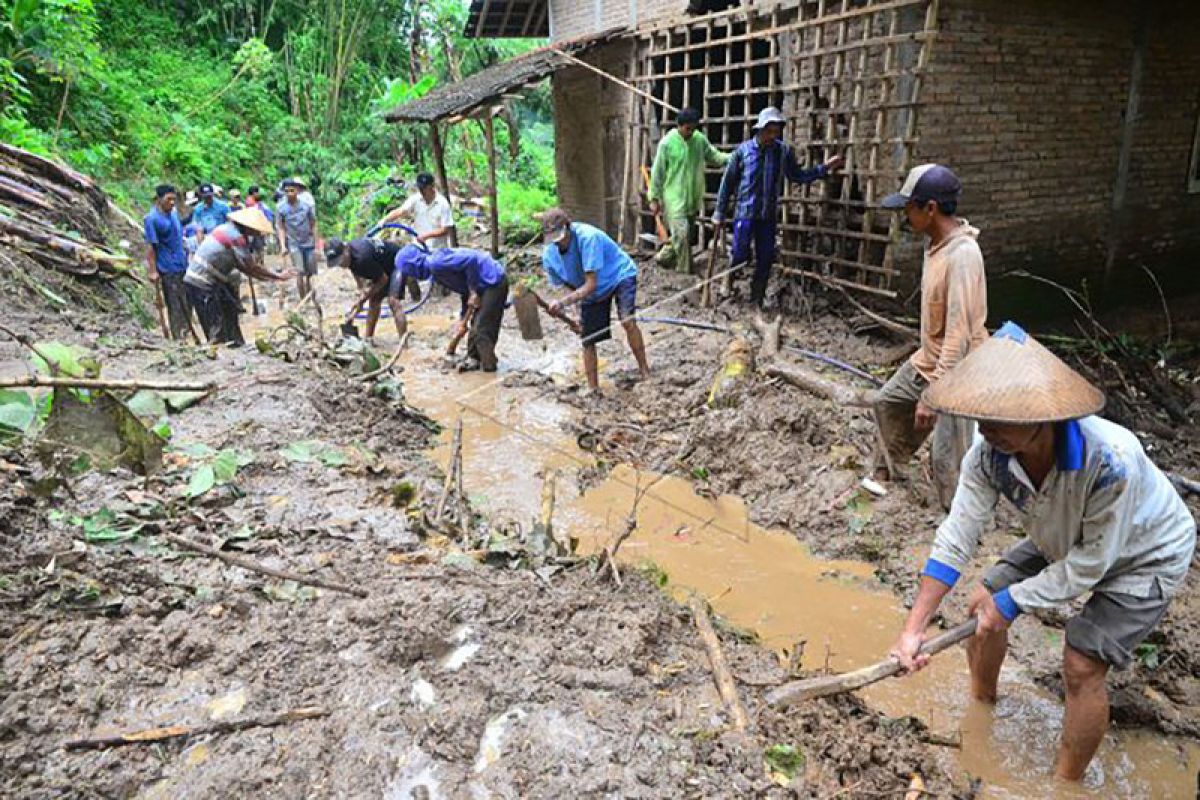 Seorang warga Kabupaten Malang hilang tertimbun longsor