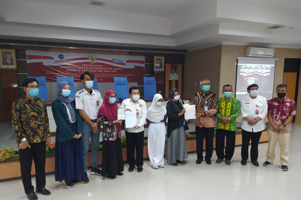 BPJAMSOSTEK Banten salurkan beasiswa pendidikan