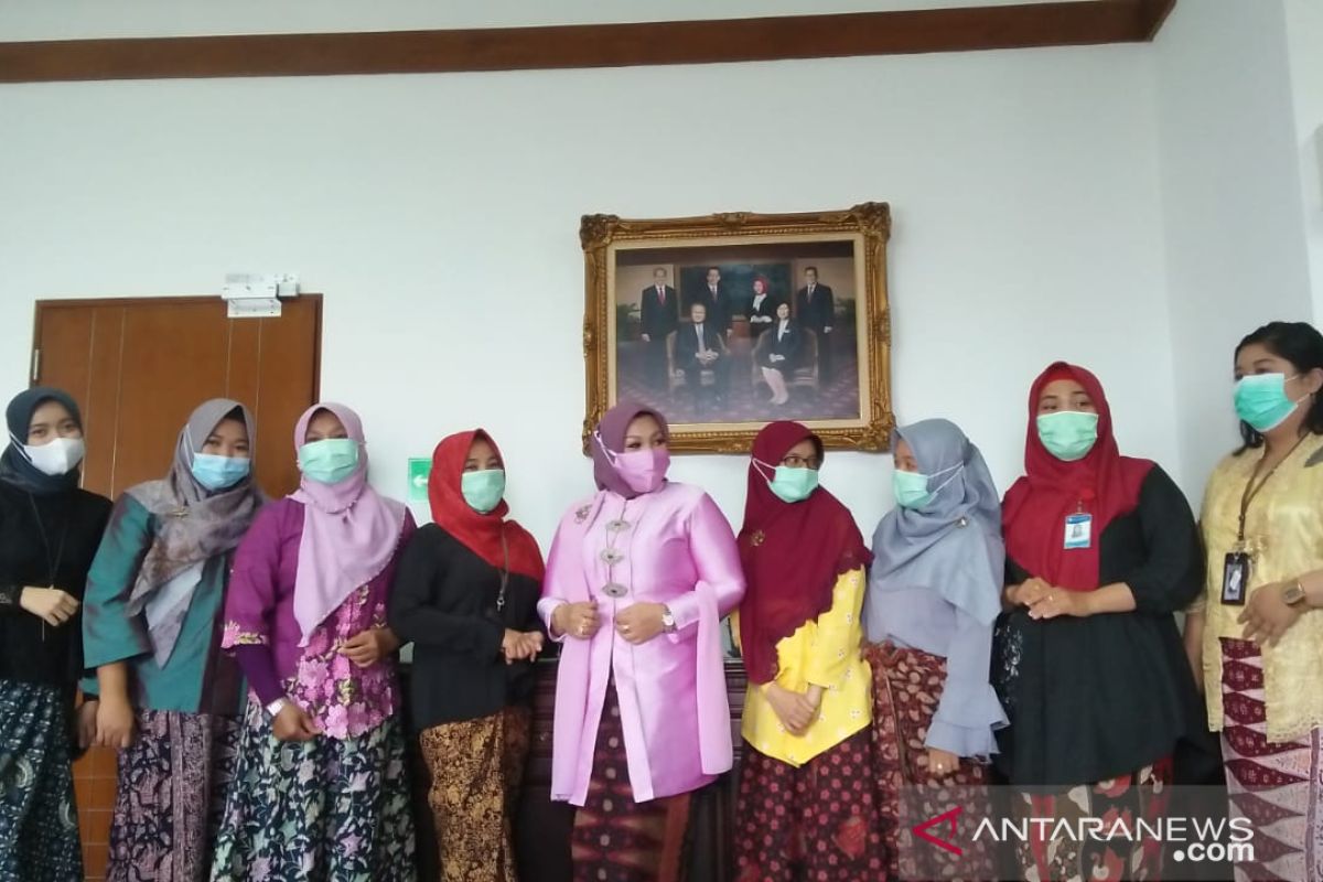 Peringati hari Kartini pegawai BI Jambi dukung pelestarian batik Jambi