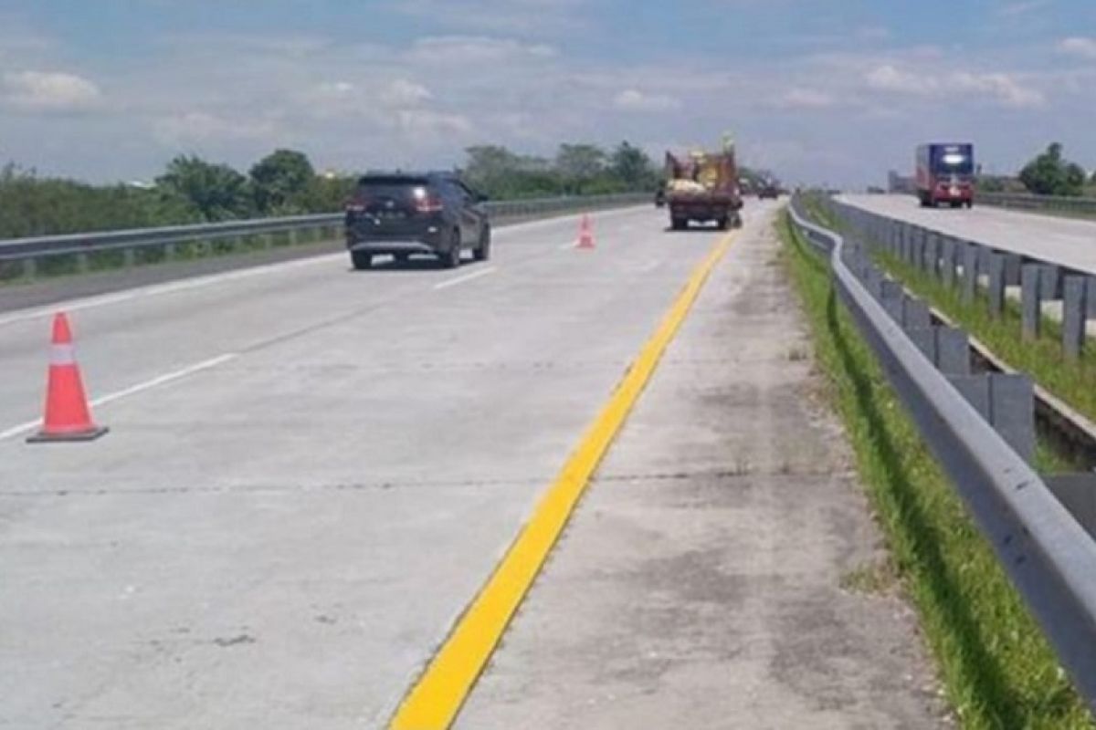 Jasa Marga lakukan perawatan marka jalan tol MKTT