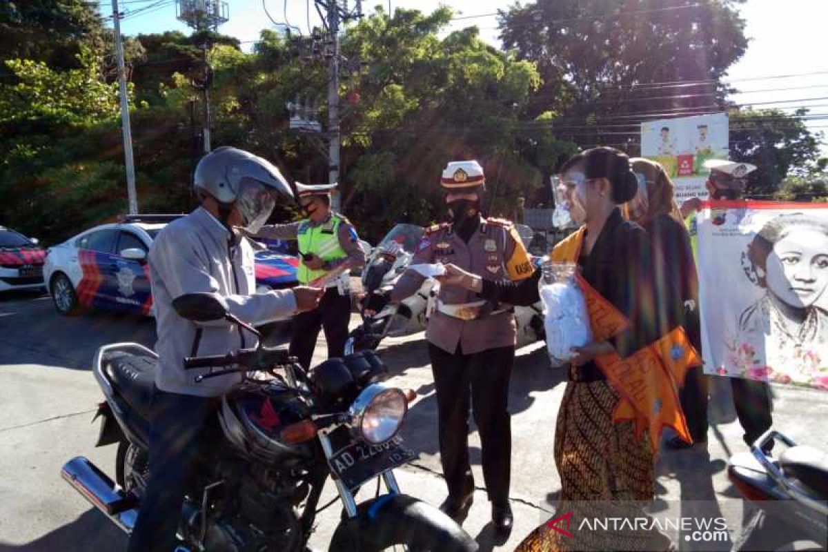 Peringati Hari Kartini, Polwan Polres Boyolali bagikan ratusan masker