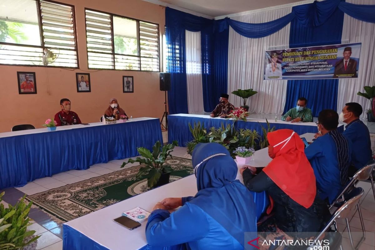 Pembinaan OPD, Bupati HSS disambut wanita jajaran Disdik berbusana Kebaya