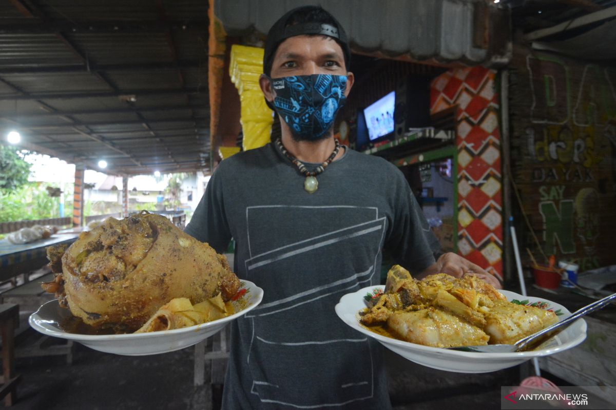 Katupek gulai tunjang  menu favorit berbuka puasa warga Pariaman