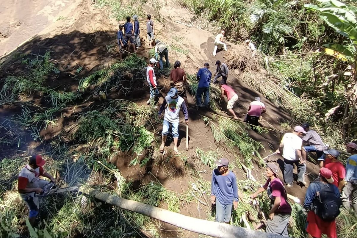 Korban tertimbun longsor ditemukan tim SAR