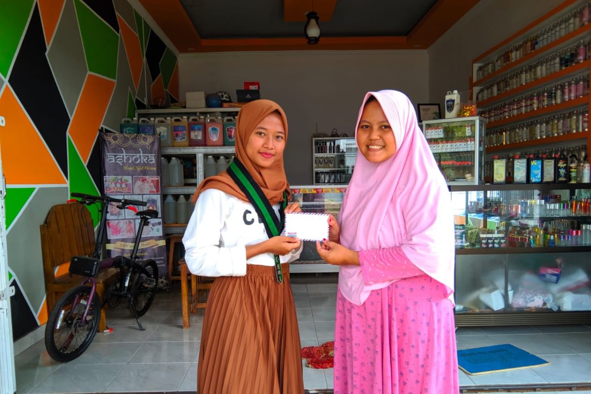 Keluarga Saung Parfum titip donasi untuk diberikan kepada anak yatim