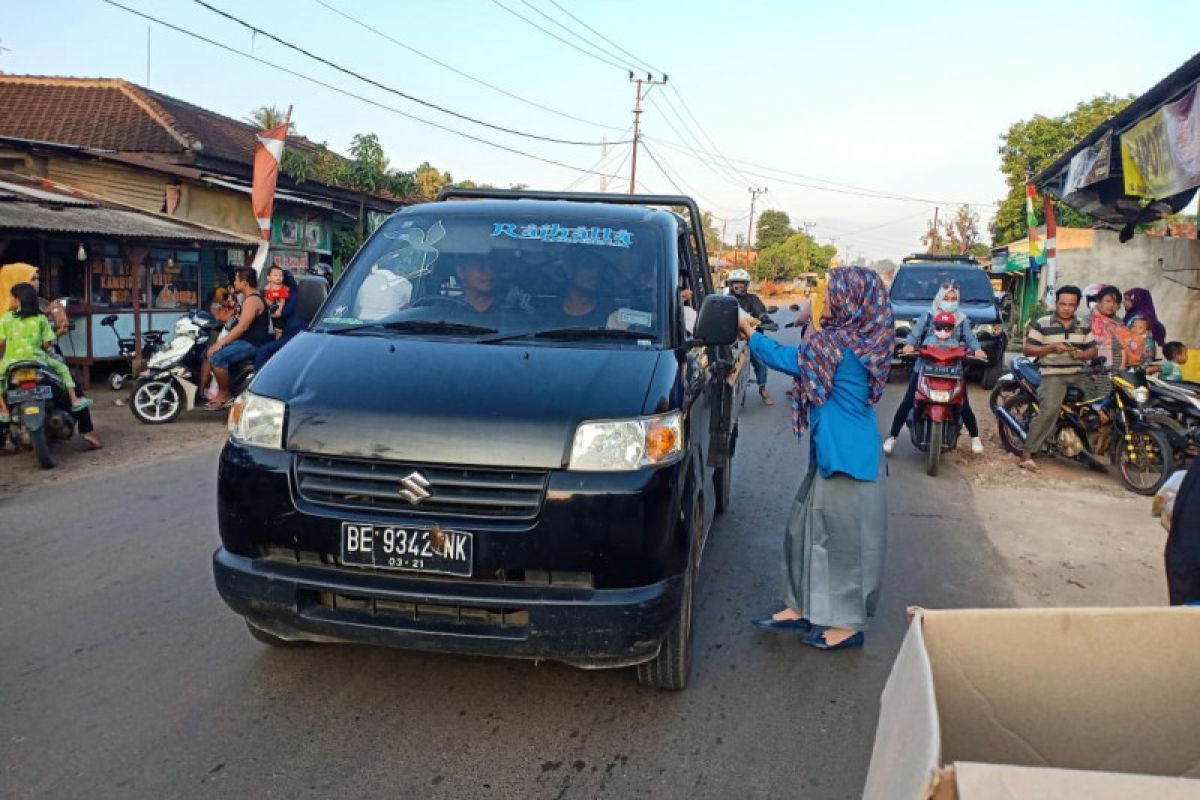 Harlah ke-61, kader PMII Lampung Timur bagi-bagi takjil