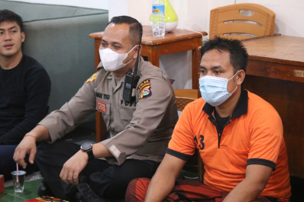 Satresnarkoba Polres Mataram berbagi takjil dan berbuka bareng tahanan