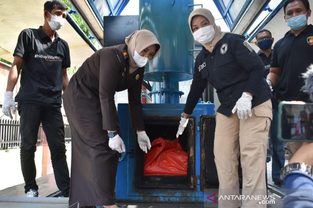 Polda Kalbar musnahkan barang bukti sebanyak 53,6 kilogram sabu