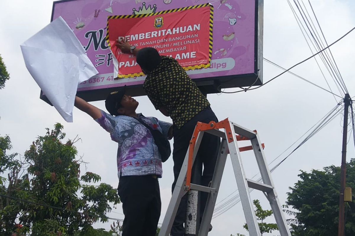 Pemkot Bandarlampung pasangi sembilan reklame dengan stiker belum bayar pajak