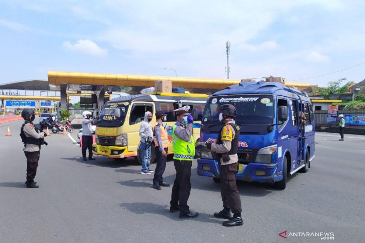 Di Bandung polisi mulai penyekatan usai ada larangan mudik terbaru