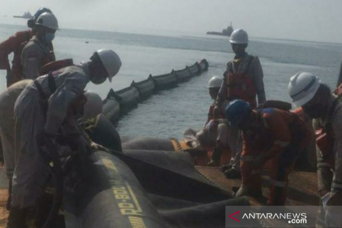 Warga dan PHE ONWJ bersihkan sisa kebocoran minyak di pantai Cemarajaya Karawang