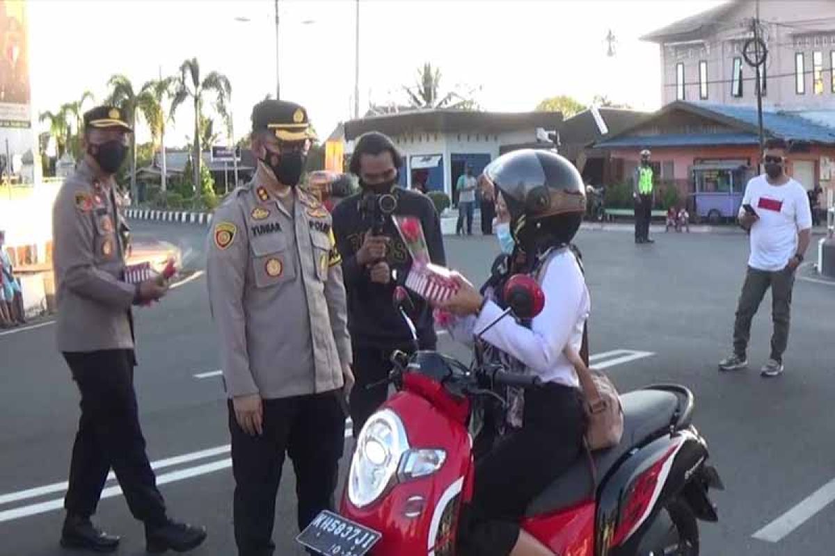 Peringati Hari Kartini, Polres Pulpis bagikan ratusan takjil